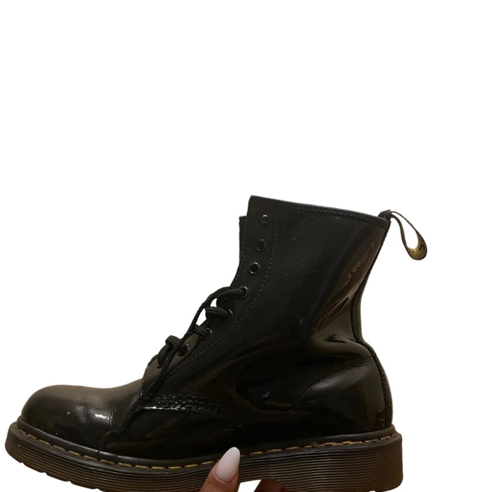 1460 WOMEN'S PATENT LEATHER LACE UP DOC MARTENS